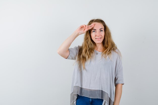 Mujer joven expresiva posando en el estudio