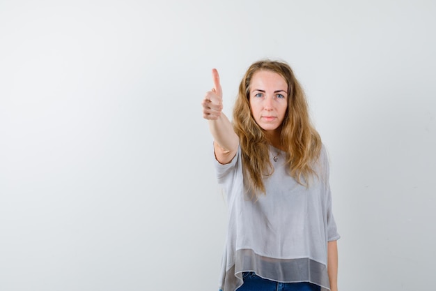 Mujer joven expresiva posando en el estudio