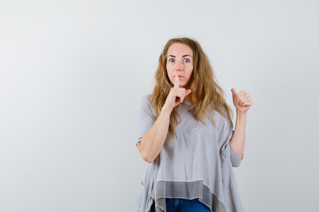 Mujer joven expresiva posando en el estudio