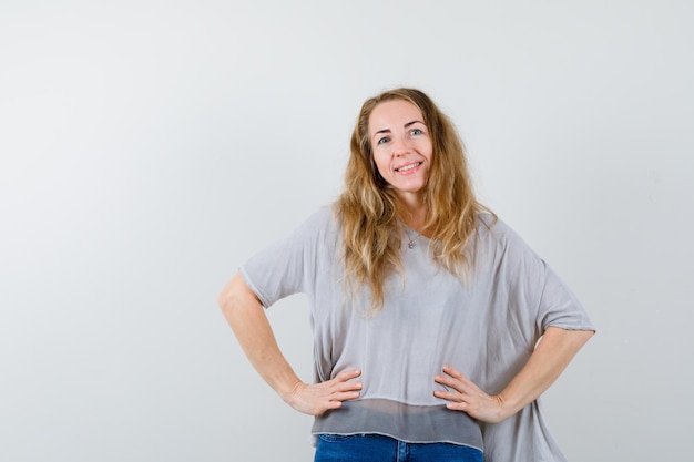 Mujer joven expresiva posando en el estudio