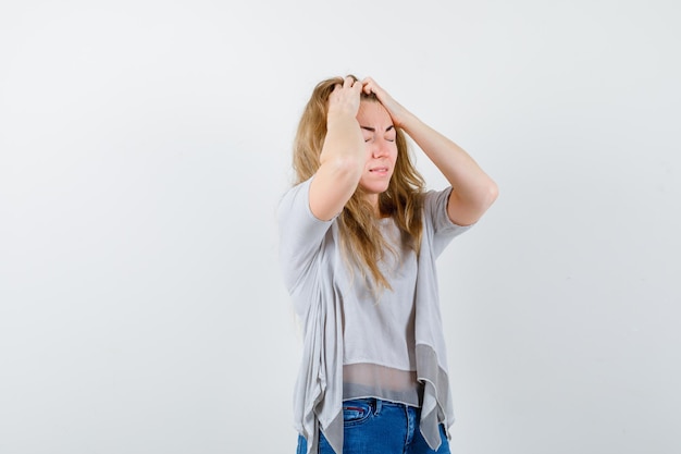 Mujer joven expresiva posando en el estudio