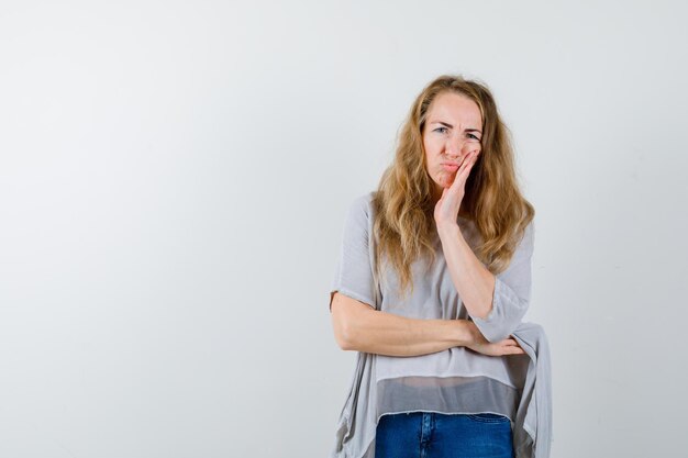 Mujer joven expresiva posando en el estudio