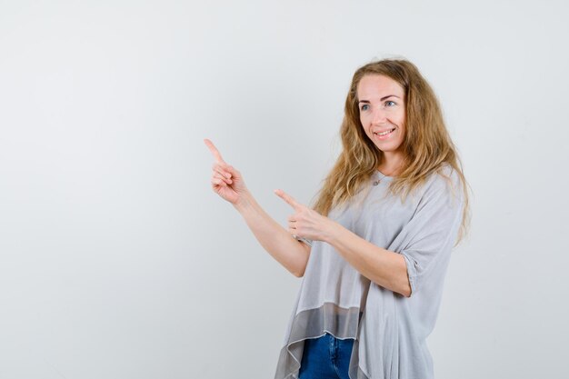 Mujer joven expresiva posando en el estudio