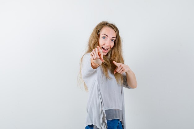 Mujer joven expresiva posando en el estudio