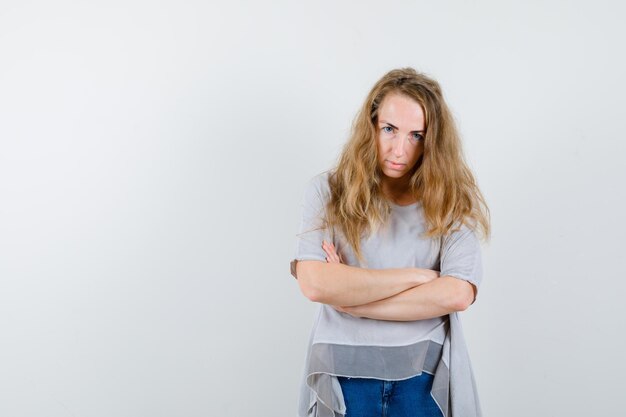 Mujer joven expresiva posando en el estudio