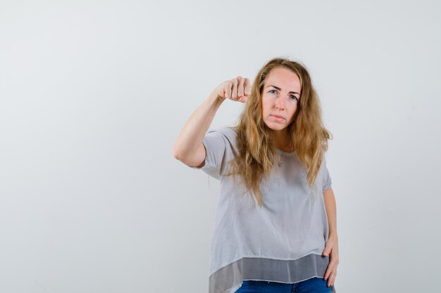 Mujer joven expresiva posando en el estudio