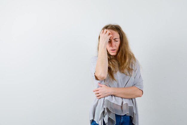 Mujer joven expresiva posando en el estudio