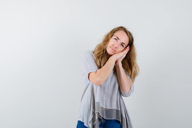 Mujer joven expresiva posando en el estudio