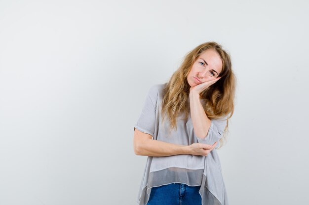 Mujer joven expresiva posando en el estudio