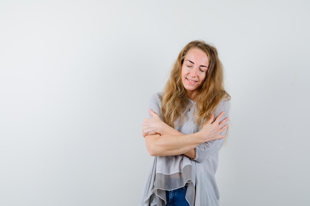 Foto gratuita mujer joven expresiva posando en el estudio