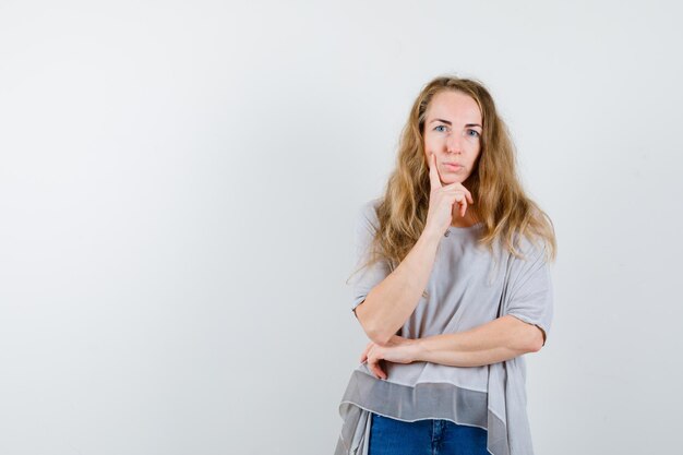 Mujer joven expresiva posando en el estudio