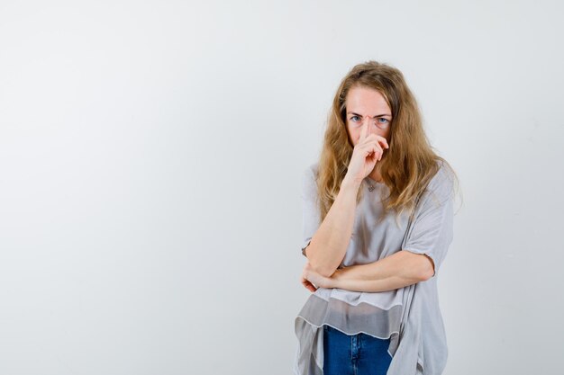 Mujer joven expresiva posando en el estudio