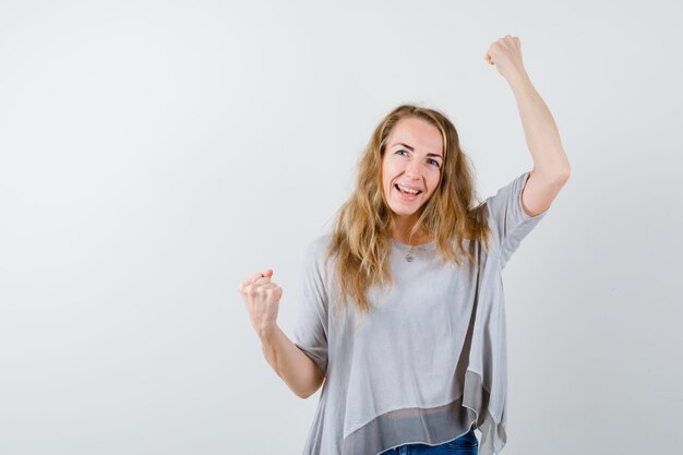 Mujer joven expresiva posando en el estudio