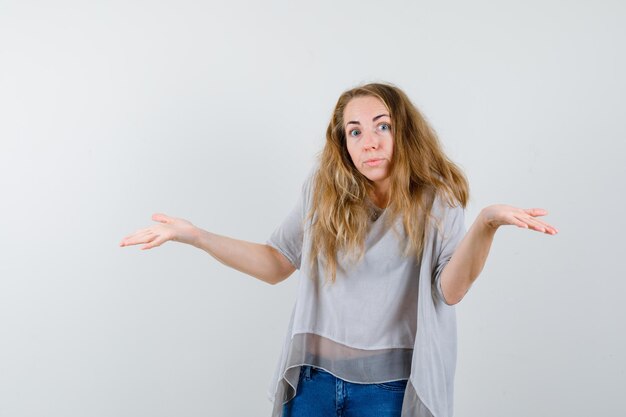 Mujer joven expresiva posando en el estudio