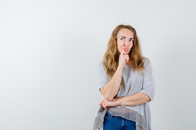 Mujer joven expresiva posando en el estudio