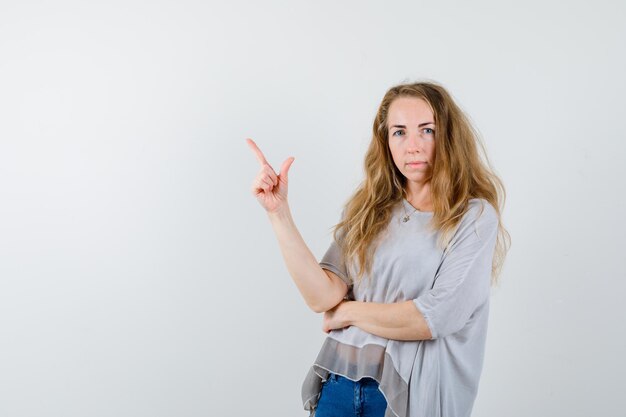 Mujer joven expresiva posando en el estudio