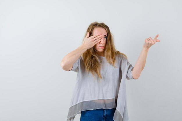 Mujer joven expresiva posando en el estudio