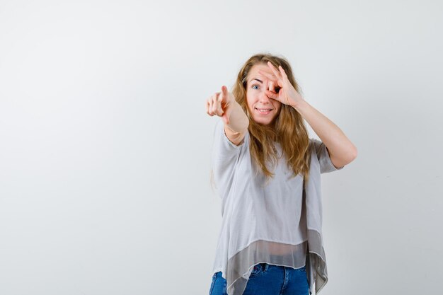 Mujer joven expresiva posando en el estudio