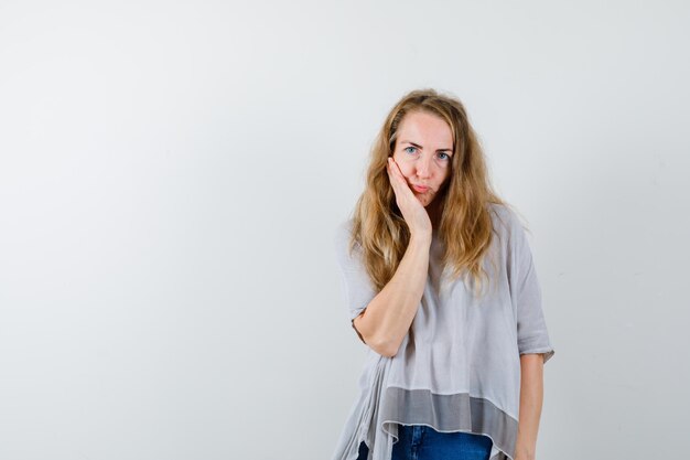 Mujer joven expresiva posando en el estudio