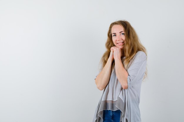 Mujer joven expresiva posando en el estudio