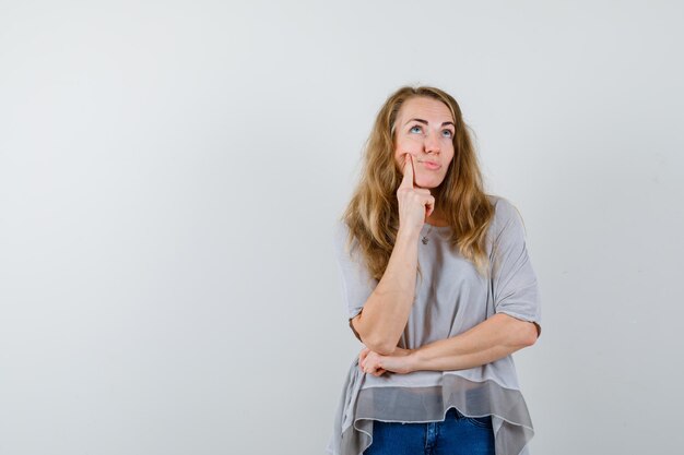 Mujer joven expresiva posando en el estudio