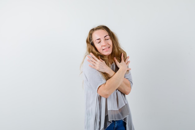 Mujer joven expresiva posando en el estudio