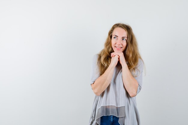 Mujer joven expresiva posando en el estudio