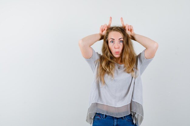 Foto gratuita mujer joven expresiva posando en el estudio