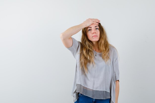 Mujer joven expresiva posando en el estudio