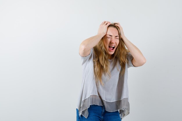 Mujer joven expresiva posando en el estudio