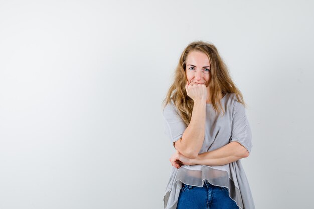 Mujer joven expresiva posando en el estudio