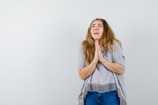 Mujer joven expresiva posando en el estudio