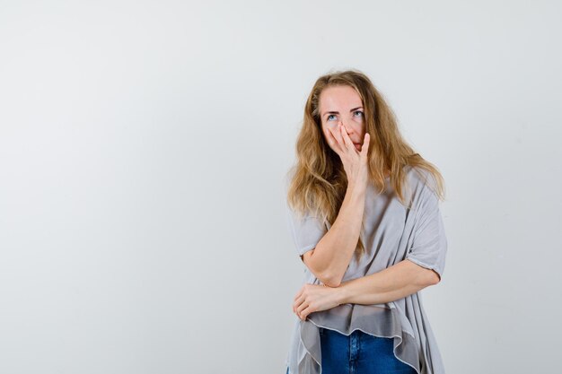 Mujer joven expresiva posando en el estudio