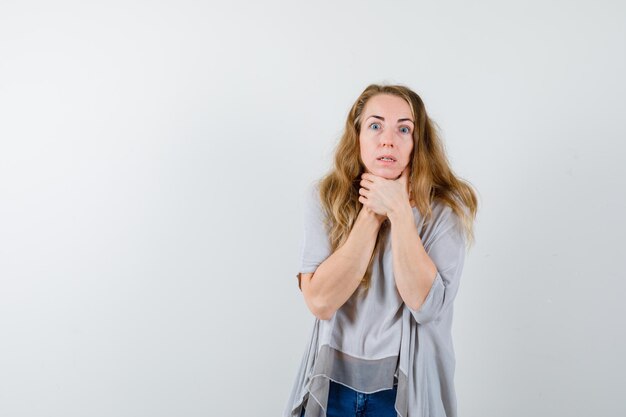 Mujer joven expresiva posando en el estudio