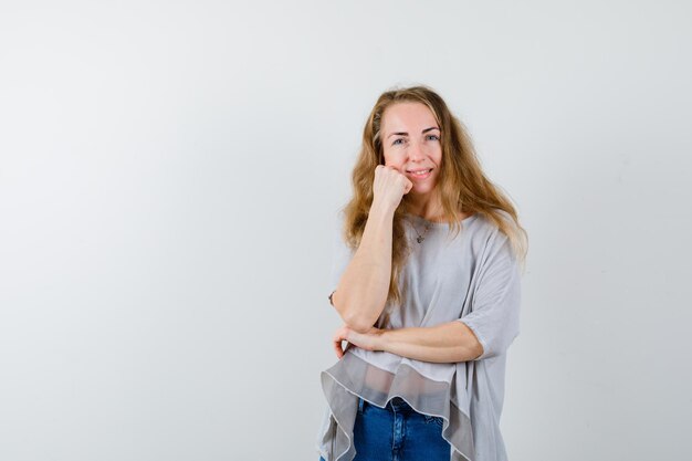 Mujer joven expresiva posando en el estudio