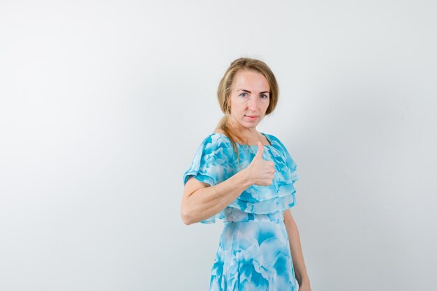 Mujer joven expresiva posando en el estudio