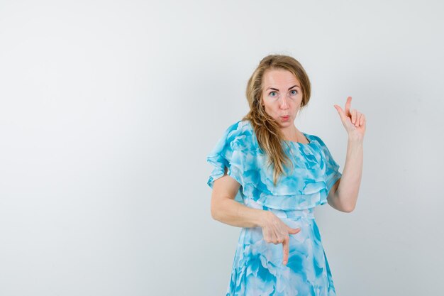 Mujer joven expresiva posando en el estudio