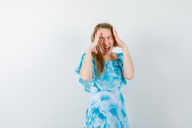 Mujer joven expresiva posando en el estudio