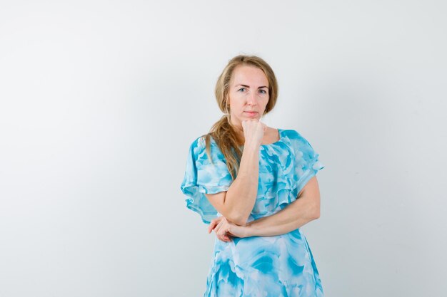 Mujer joven expresiva posando en el estudio