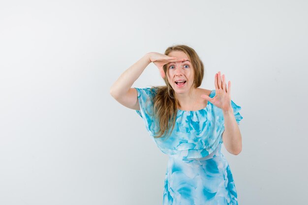 Mujer joven expresiva posando en el estudio