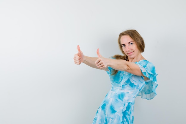 Mujer joven expresiva posando en el estudio