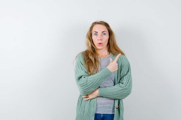 Mujer joven expresiva posando en el estudio