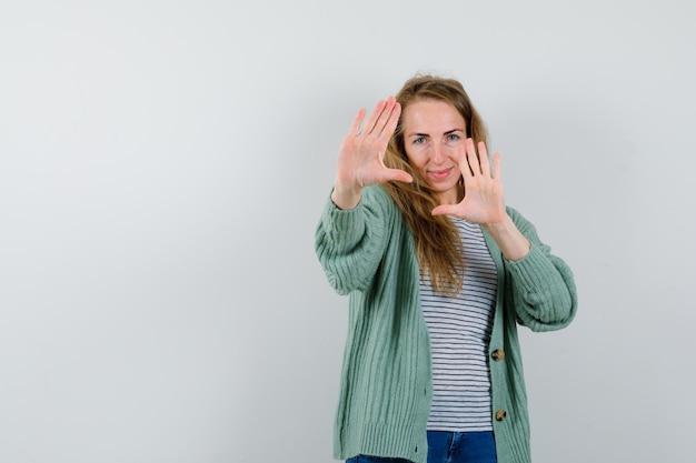 Mujer joven expresiva posando en el estudio