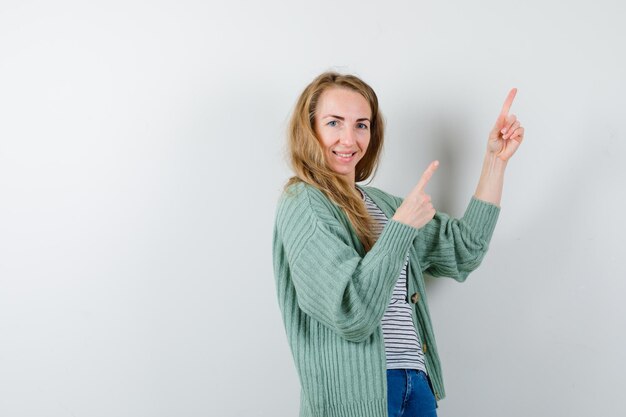 Mujer joven expresiva posando en el estudio