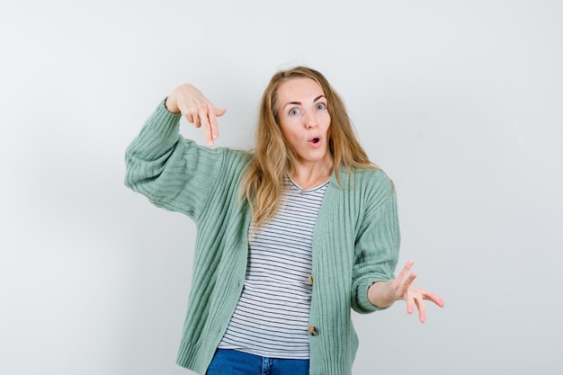 Mujer joven expresiva posando en el estudio