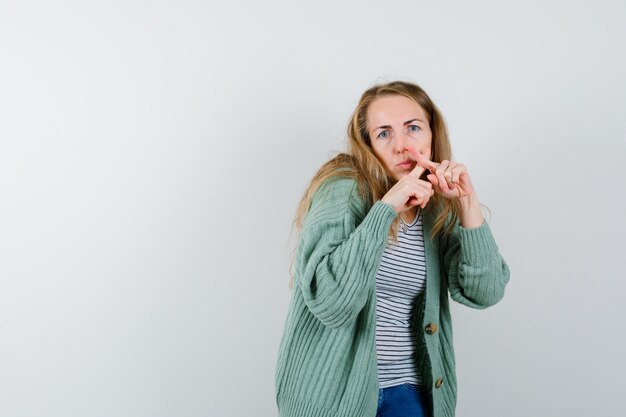 Mujer joven expresiva posando en el estudio