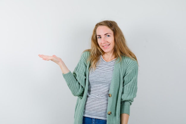 Mujer joven expresiva posando en el estudio