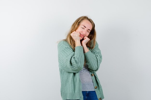 Mujer joven expresiva posando en el estudio