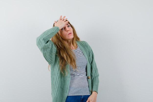 Mujer joven expresiva posando en el estudio