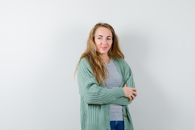 Mujer joven expresiva posando en el estudio